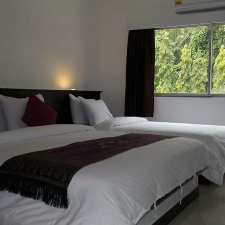 Sri Chumphon Hotel Kültér fotó